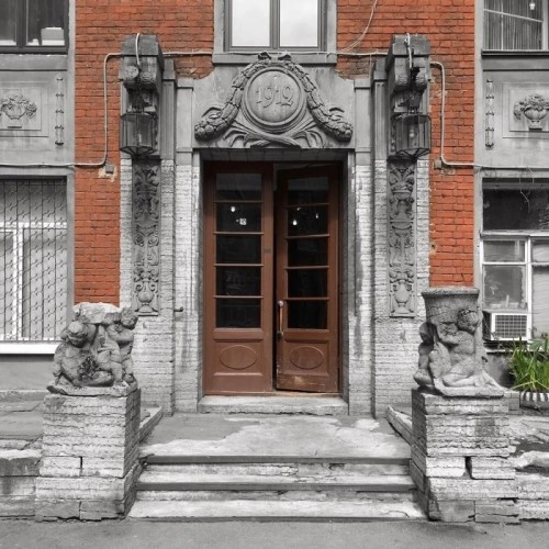 Толстовский дом снаружи и внутри