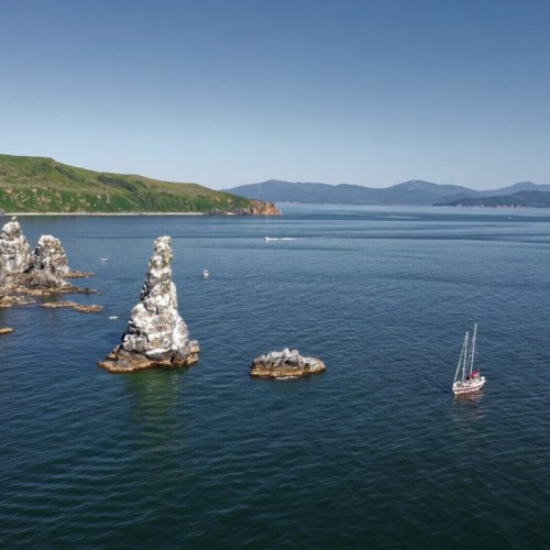 По волнам Японского моря на яхте с маской, сапом и деликатесами (мини-группа)