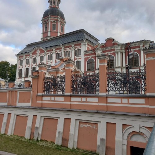Александро-Невская лавра и Смольный собор — архитектурные жемчужины Петербурга
