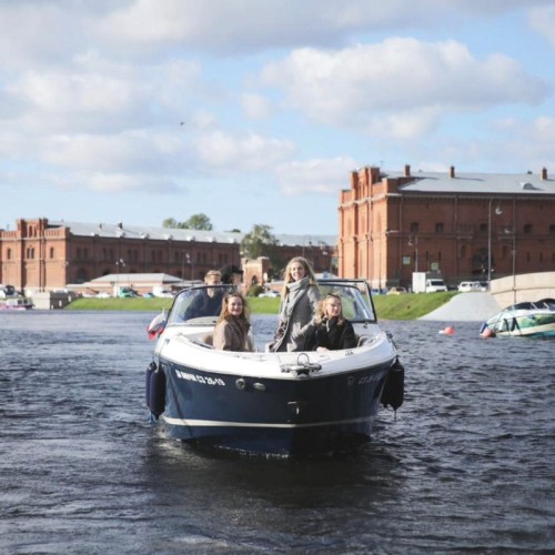 Классика Петербурга: прогулка на катере с аудиогидом или музыкой