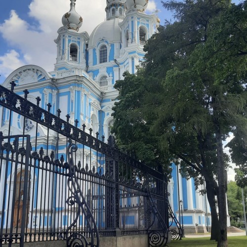 Смольный за 300 лет: от Смольного двора до убийства Кирова