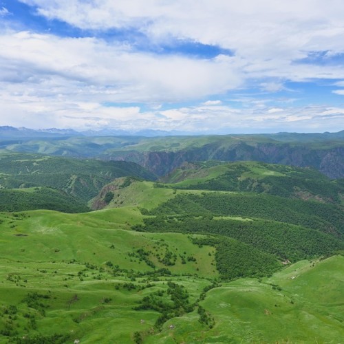 Пик звездопада Персеиды: ночь на плато Канжол в палатках с видом на Эльбрус