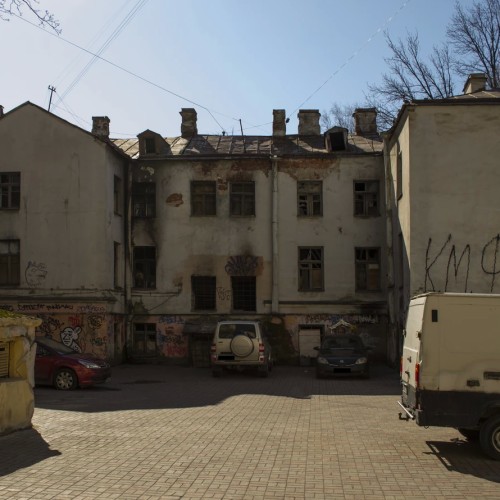 В поисках самого яркого двора Петербурга