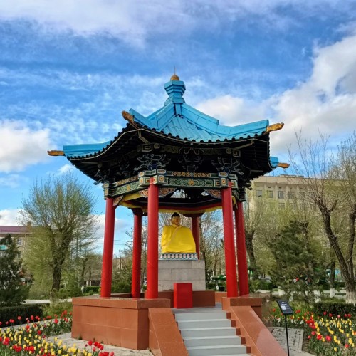 Цветущие тюльпаны и буддийские святыни: из Волгограда в Элисту