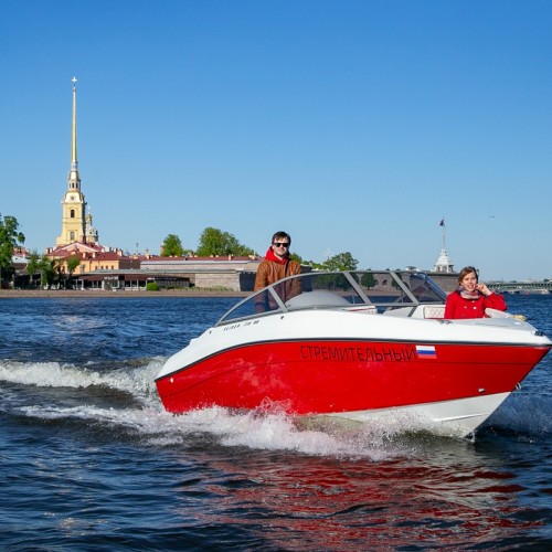 На катере — по Неве