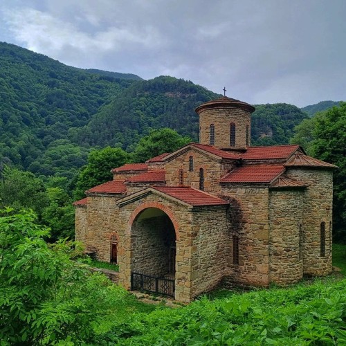 В горы — от суеты и забот: треккинг в Архызе без рюкзаков