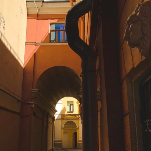 Артефакты Литейного: от парадной Фонтанки к кафе в парадной