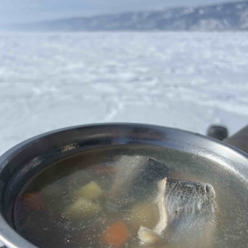 Зимняя рыбалка на льду Байкала своей компанией