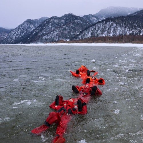 Из Горно-Алтайска — на айс-флоатинг в Телецком озере