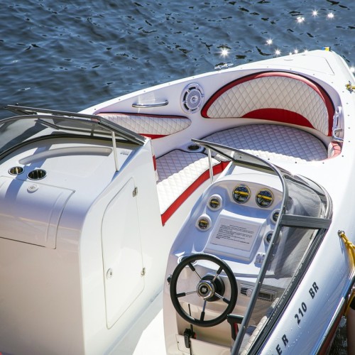 На катере — по Неве