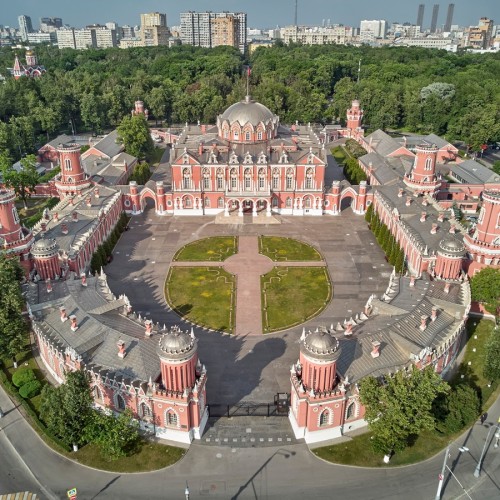 Пешком по страницам истории Москвы: персональное погружение в тайны Кремля и легенды авиации