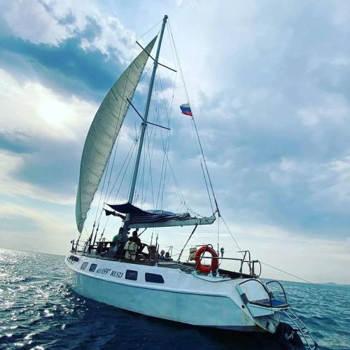 Прогулка под парусом с купанием в море — из Сочи и Адлера