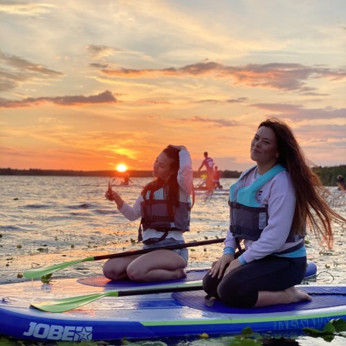 Закат на сапбордах на Лахтинском Разливе в Петербурге