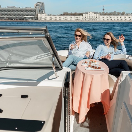 Классика Петербурга: прогулка на катере с аудиогидом или музыкой