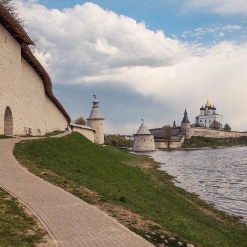Обзорная пешеходная экскурсия по Кремлю и центру Пскова