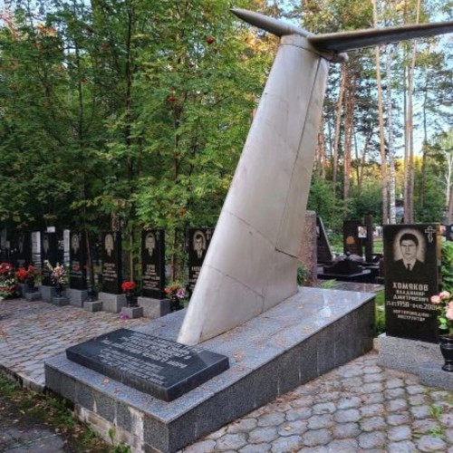 По Заельцовскому кладбищу в Новосибирске