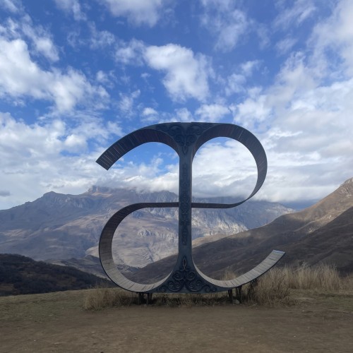 Девичник в Осетии: джип-трип в горах с уроками стрельбы и рисования