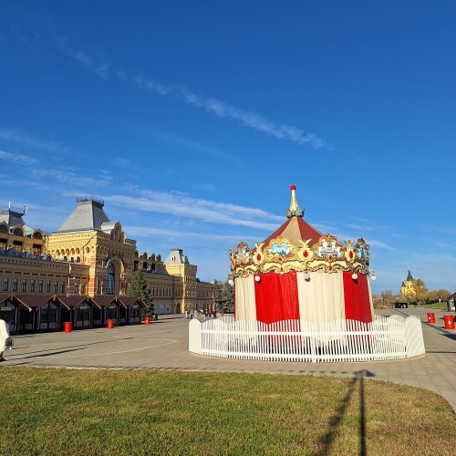 Ярмарка контрастов в Нижнем Новгороде: две грани, два мира, две реки