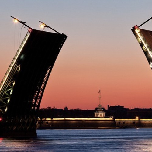 На автобусе и теплоходе по ночному Петербургу