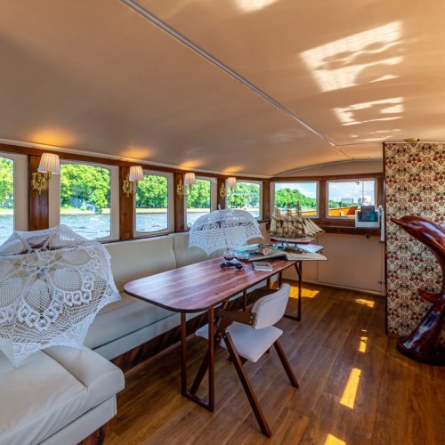 Город горожан: по Петербургу на уютном катере