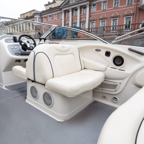 На роскошном катере — по рекам и каналам Санкт-Петербурга