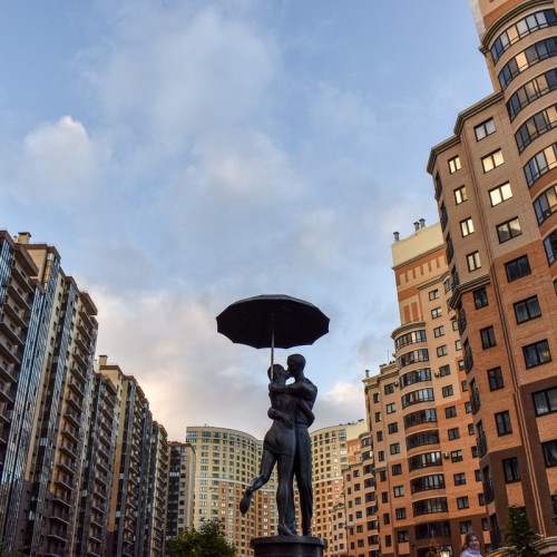 Кудрово: город цветных гигантов через дорогу от Петербурга