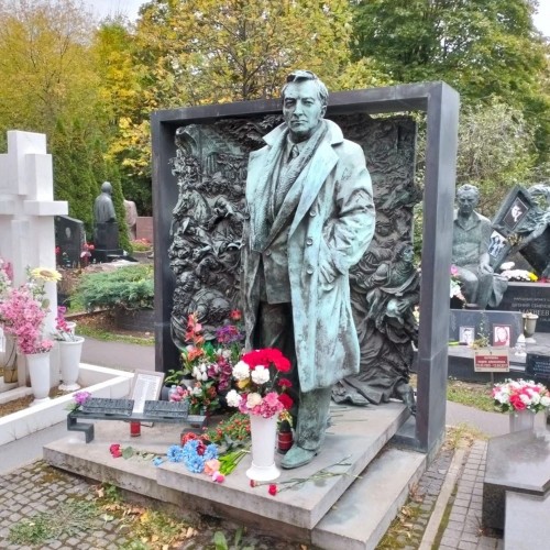 Люди искусства на Новодевичьем кладбище — им рукоплескал мир