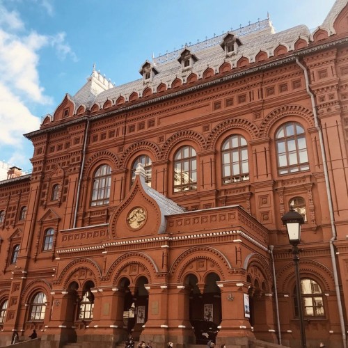 «Москва — это Красная площадь, Москва — это звёзды Кремля...»