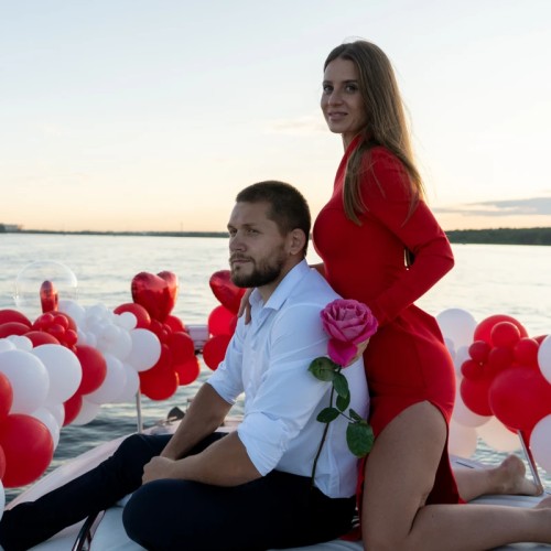 Свидание на яхте на закате по Москве