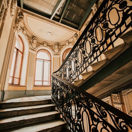 Петербург за закрытыми дверями: парадные лестницы и дворы-колодцы