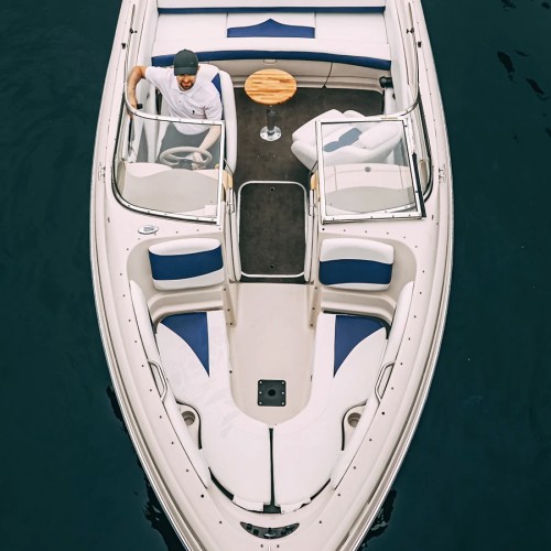 На премиальном катере — по акватории Невы через реку Карповка