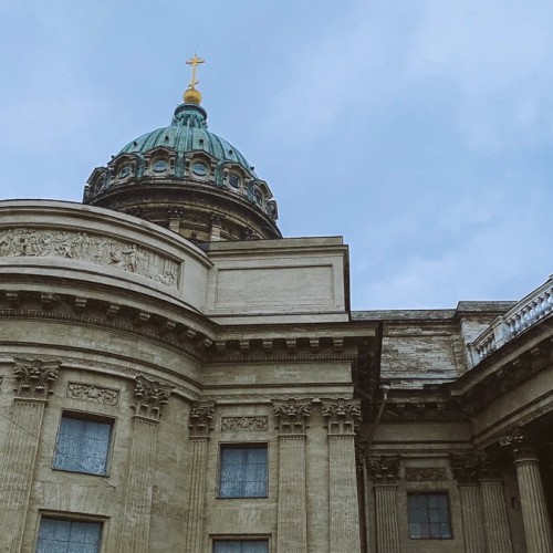 Аудиоэкскурсия без гида по Казанскому собору: тайны храма-победителя и посмертной коронации