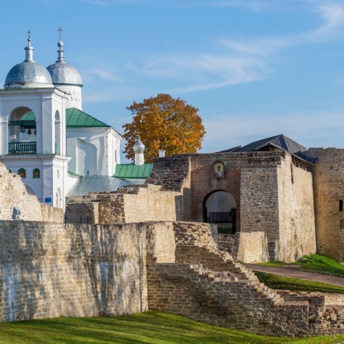 Изборск, Мальская долина и Печоры: автомобильная экскурсия (всё включено)