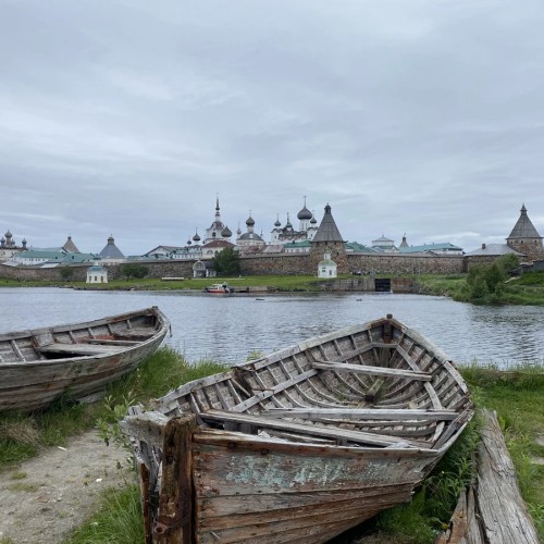 Путешествие на Соловки: погружение в историю, прогулки на катере, лодке и пешком