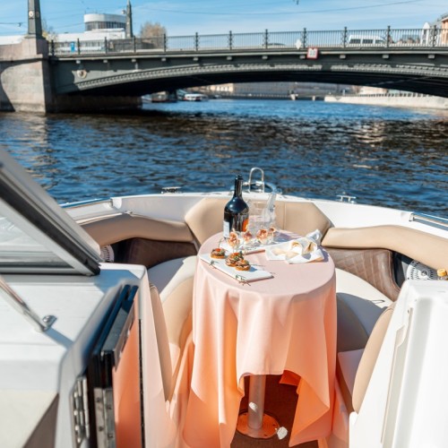 Классика Петербурга: прогулка на катере с аудиогидом или музыкой