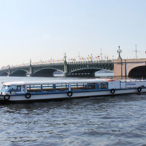 Ночной круиз вдоль парадных набережных и разведённых мостов Санкт-Петербурга