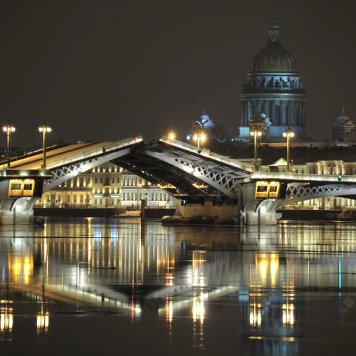 Ночной круиз вдоль парадных набережных и разведённых мостов Санкт-Петербурга