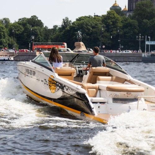 Путешествие по Неве и каналам на большом катере