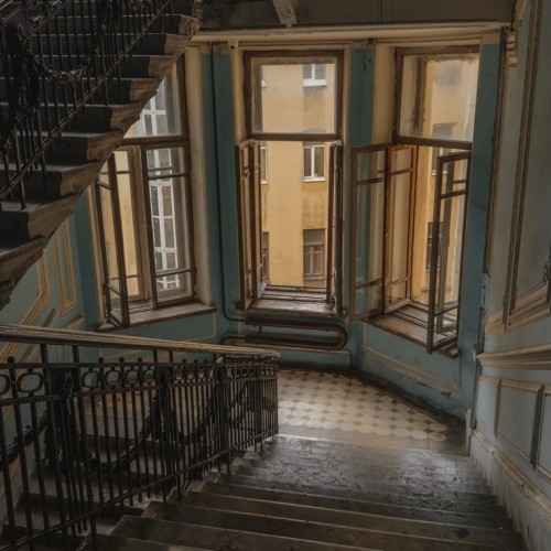 С гидом-проводником — по дворам и парадным Петроградской стороны