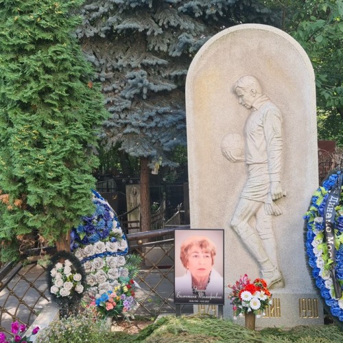 Есть ли жизнь на Ваганьковском кладбище