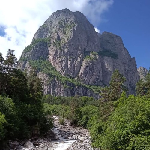 Треккинг в Цейском ущелье налегке с проживанием в гостинице (всё включено)