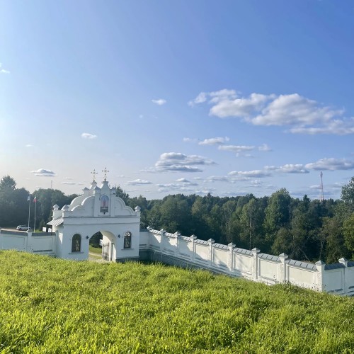 Из Петербурга — к монастырям и святому источнику