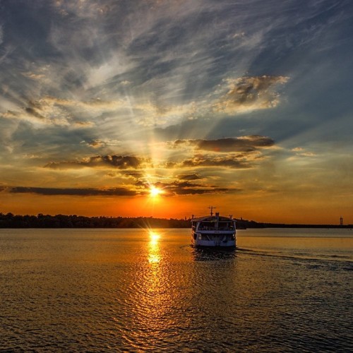 Перезагрузка на побережье Селигера с круизом по озеру и трансфером из Москвы (всё включено)