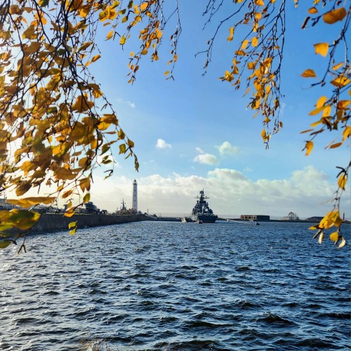 Город-крепость, город-порт: в Кронштадт на метеоре