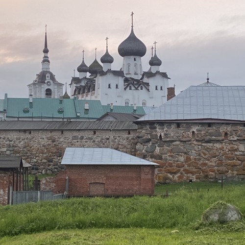 Путешествие на Соловки: погружение в историю, прогулки на катере, лодке и пешком