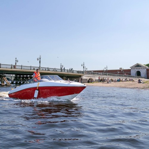 На ярком катере — по рекам и каналам Петербурга