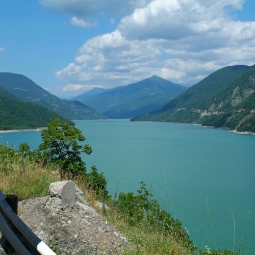 На внедорожниках по неизведанной Южной Осетии: горы, старинные святыни и невероятные виды