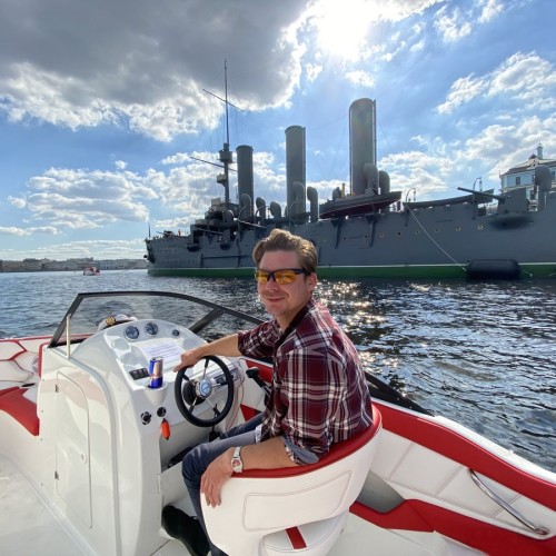 На катере — по Неве