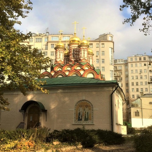 Вокруг Дома на набережной с его жителем