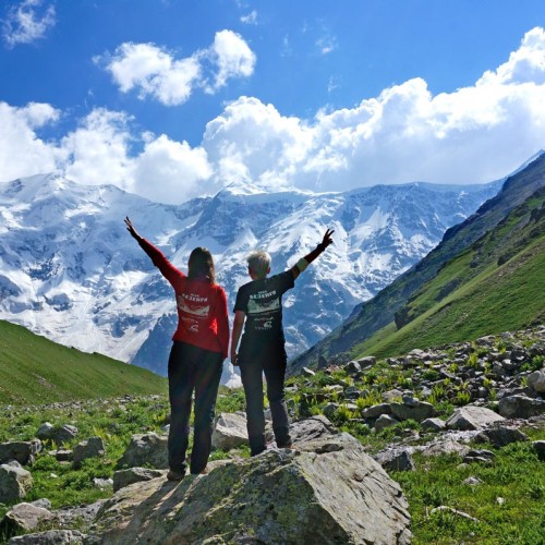 Перезагрузка в Безенги с проживанием в палатках: треккинг к ледникам, водопадам и диким турам